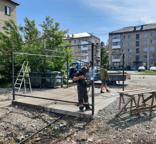 Возможно если эксперимент по ул. Комсомольской станет удачным, то администрация и глава АГО обратят внимание и на другие проблемные дворы, для тиражирования опыта.  