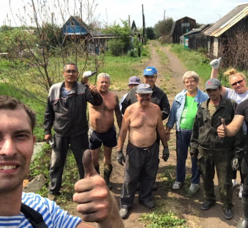 После помощи в коллективном саду БМЗ-2. Все грязные, но счастливые от проделанной работы.