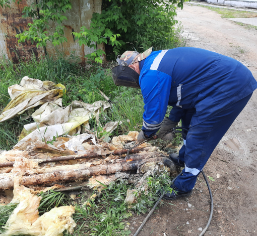 Во дворе дома №12 по ул. Ленина тепловики проводят работы по замене и заглублению теплосети.