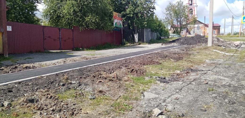 Ремонт артемовский. Тротуар вдоль дороги. Городской тротуар. Тротуар возле школы. Омск дорога.