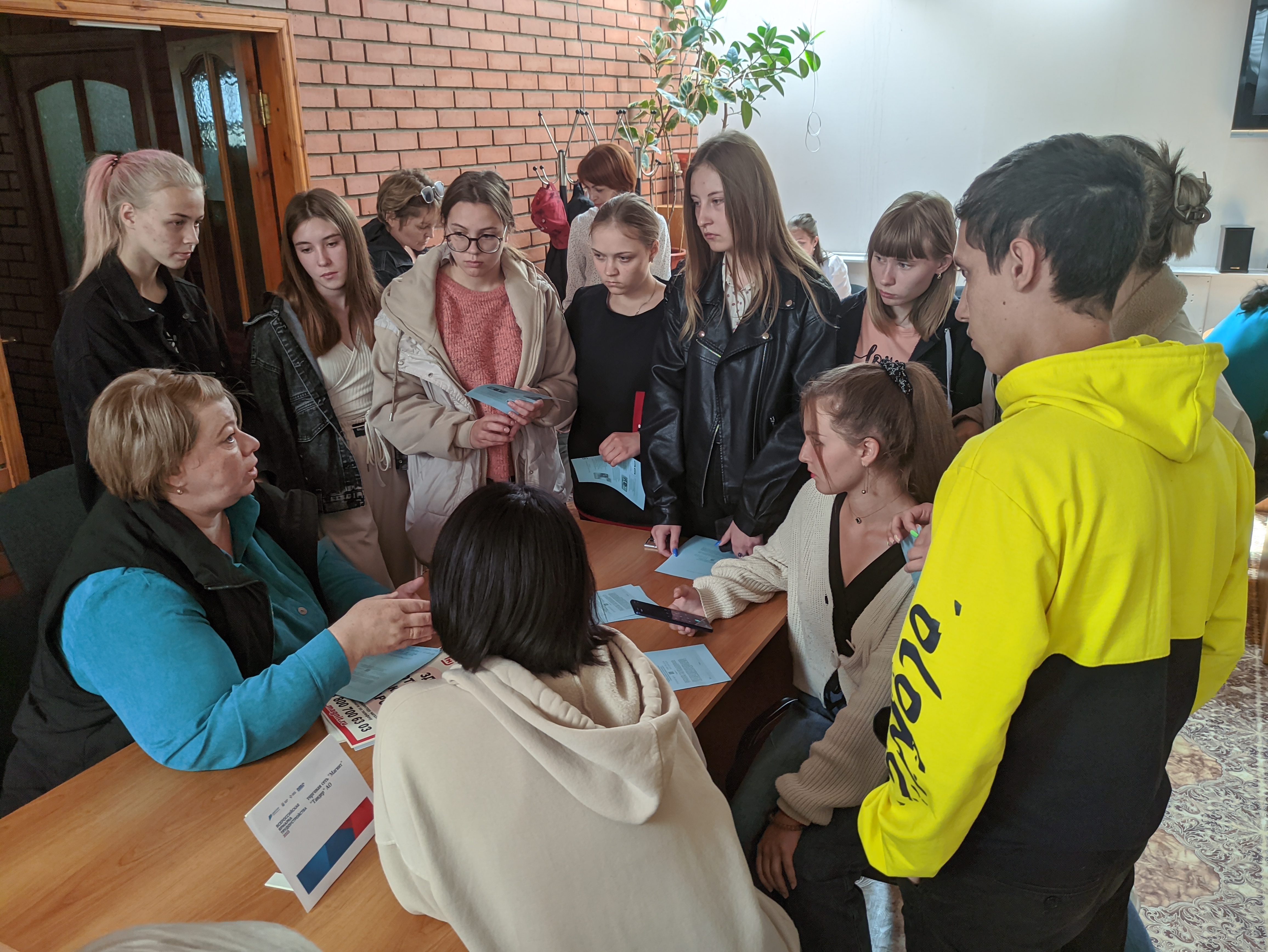 Свежие вакансии в артемовском. Трудоустройство студентов. Трудоустройство. Занятость студентов.