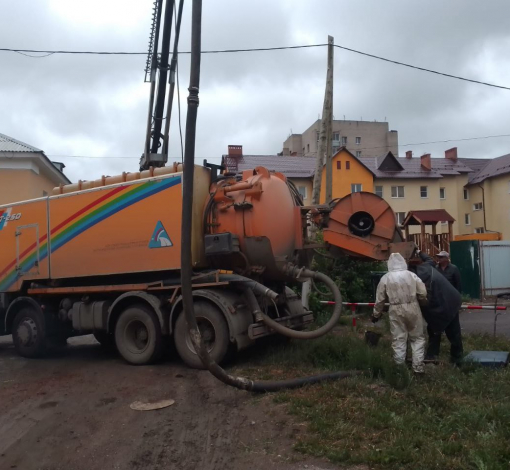 Для такой спецтехники непробиваемых засоров нет.