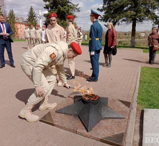Роман Крылов, глава Ржева, участвовал в церемонии зажения пламени для Вечного огня в Артемовском. 