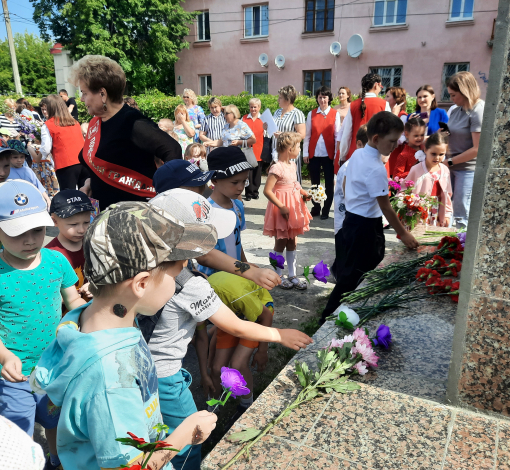 После возложения цветов дети хором закричали "Ура!"