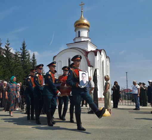 После похорон Александра прошел сильный дождь. Небо, плача, прощалось с погибшим воином.