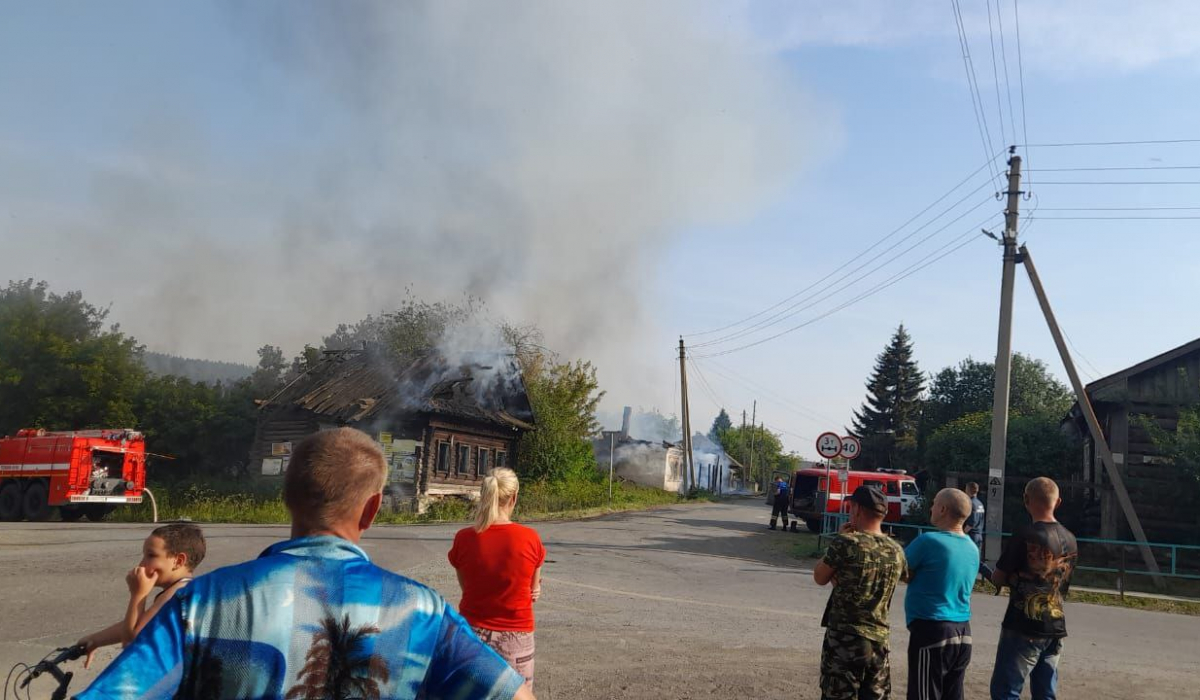 В Мироново сгорели два дома. Причины пожара выясняются