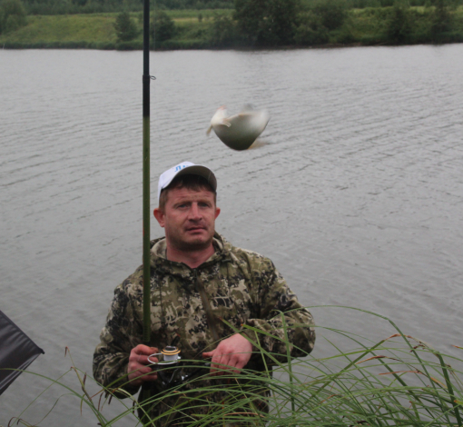 Дмитрий Калугин из травы вытягивает подлещика. Самая крупная рыба этого дня на крючке