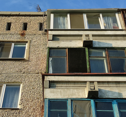 Падение с 4 этажа стало роковым для двух молодых женщин. Одна жила в Артемовском, другая приехала в гости. 