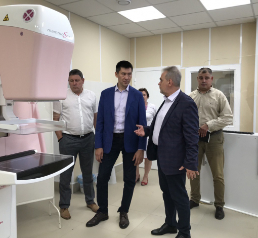 Главный врач АЦРБ Андрей Карташов делиться планами по развитию больницы с областным министром Русланом Садыковым.