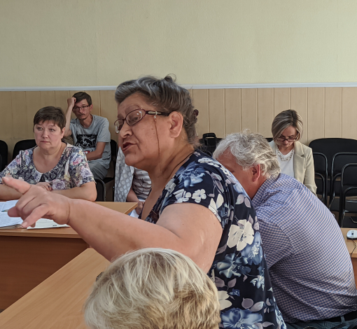 Депутат Екатерина Котлова на эмоциях высказала главе и его подчиненным, что ее просьбы не слышат.
