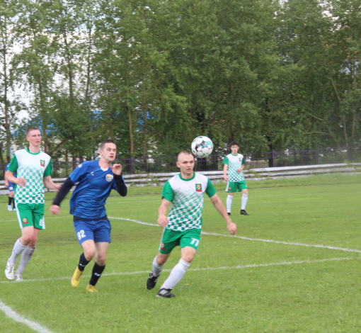 Лучший нападающий ФК "Артемовский" Никита Бездомников (в синем) борется на каждом участке поля.