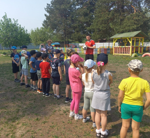 Тренер- преподаватель спортивного отделения "Футбол"  Никита  Шайдуко рассказывает о правилах игры детям детского сада №12.