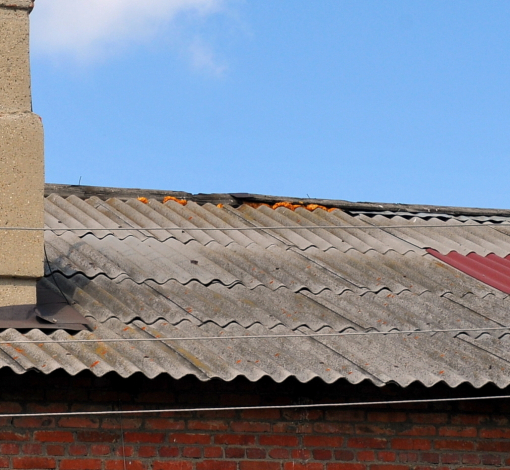 Вот так ремонтируют нынче крыши в Артемовском - быстро и дешево. На фото крыша с пеной монтажной по ул. Достоевского, 5-а.