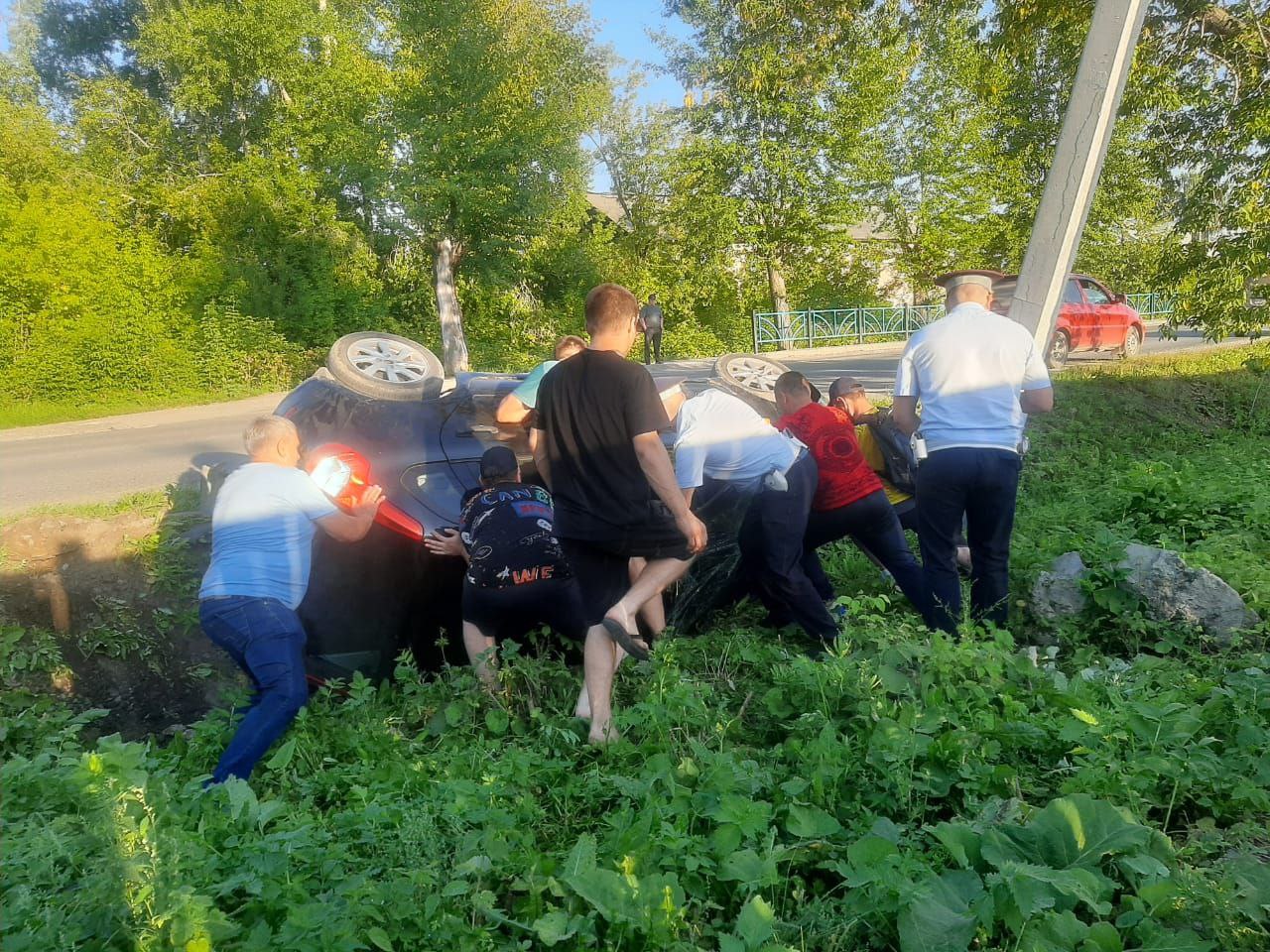 В Артемовском автоледи перевернулась в автомобиле