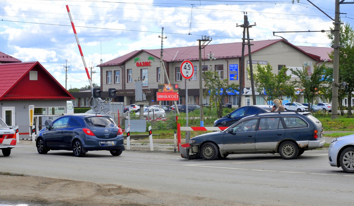 Держи дистанцию в потоке. На ж/д переезде в Артемовском столкнулись две иномарки