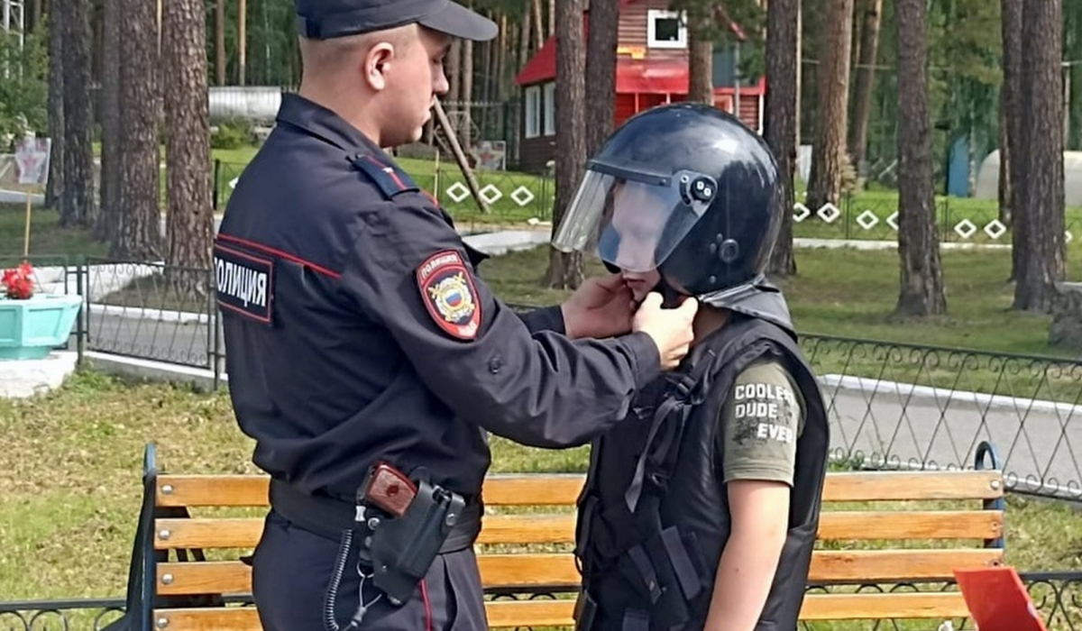 Собака с кинологом приходила! Артемовские полицейские рассказали ребятам о своей службе