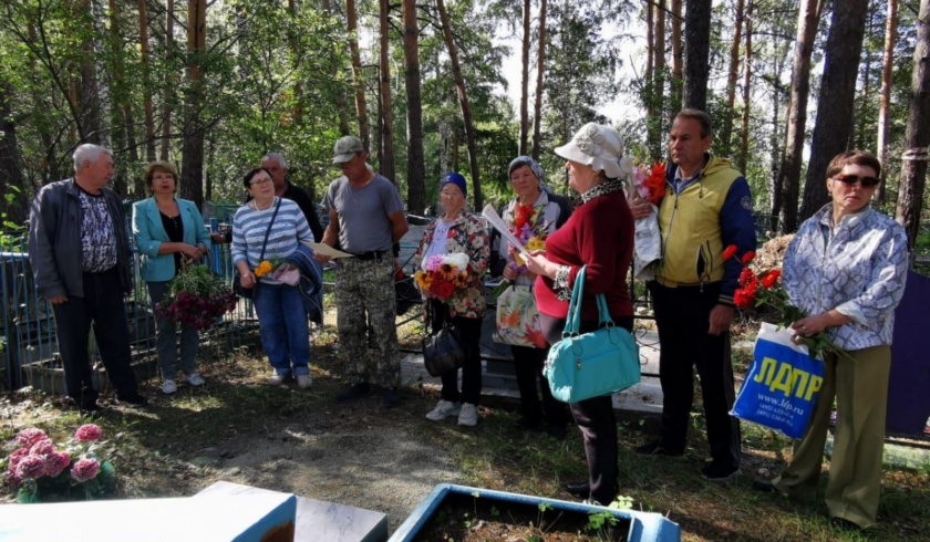 Буланашцы к 85-летию поселка установили новый памятник первому председателю - Петру Савватеевичу Скутину