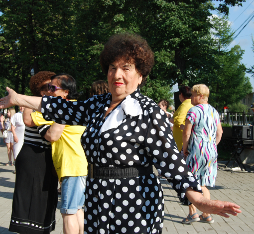 Нина Игнатьевна Томилова танцует как живет - открыто, весело, энергично! 