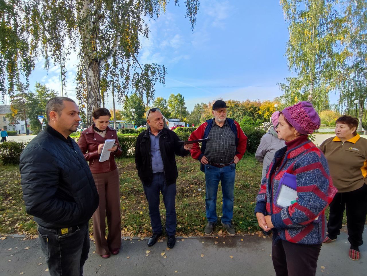 Смотрите наверх, а не под ноги! Зачем ремонтировать отмостку, если нет  водостоков в артемовском многоквартирном доме