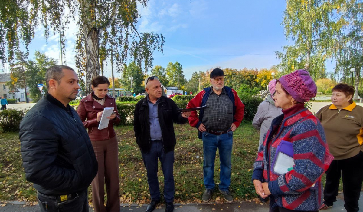 Смотрите наверх, а не под ноги! Зачем ремонтировать отмостку, если нет  водостоков в артемовском многоквартирном доме