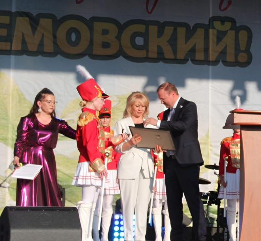 2022 год. Артисты за 3 млн так и не приехали, зато Елену Сахарову наградили грамотой ЗакСобрания области.