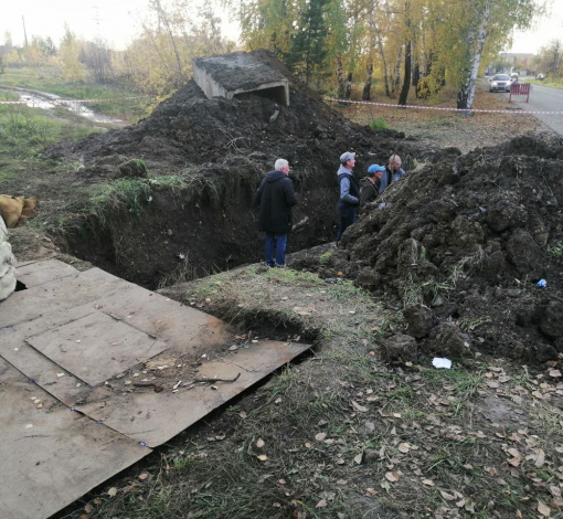 Судя по раскопкам, аварийная ситуация на магистральном трубопроводе “ОТСК” произошла в районе аллеи “Шахтеров” п. Ключи.