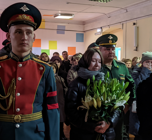 Мужественная девушка - жена Алесея. нашла в себе силы сказать последнее слово. Даже в эти минуты она просила не грустить, а вспоминать веселые истории из жизни мужа.