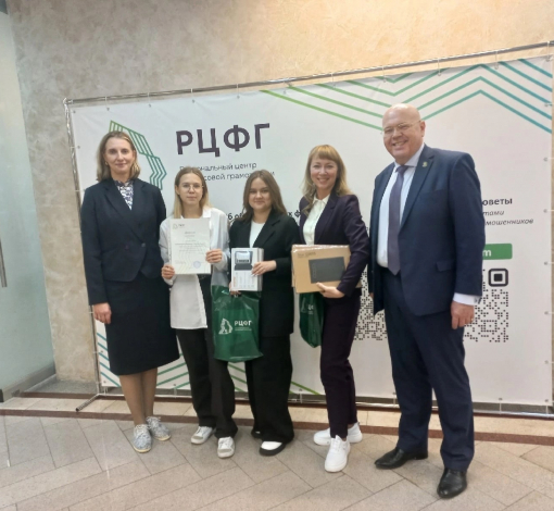 Ученицы 11А класса Галиахметова Вероника и Свалова Валерия одержали победу в номинации "Финпросвет"со своим проектом "ПодкастэЯ".
