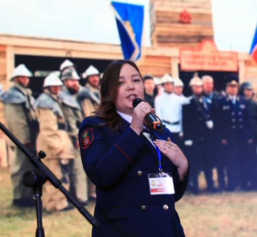Анна Пушкарева с горящими глазами рассказывает о своей работе инструктора противопожарной профилактики, которую по достоинству оценили лучшей в России. 