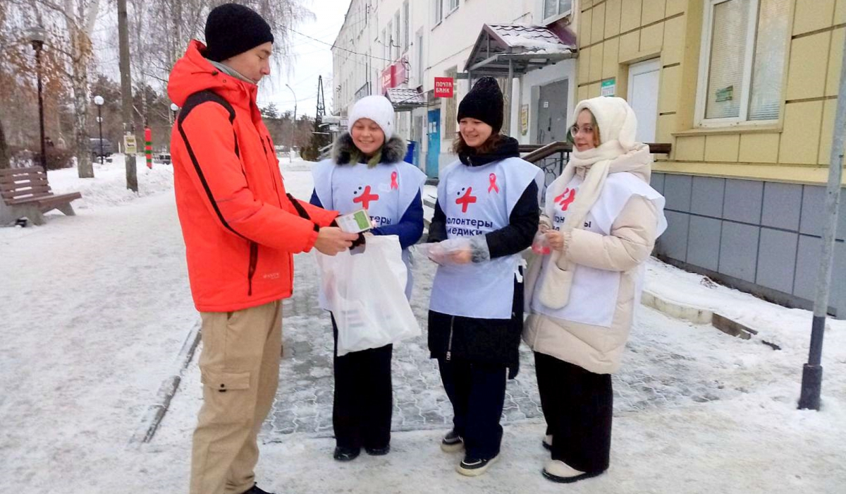 Предупрежден — значит вооружен. Волонтеры раздавали красные ленточки артемовцам
