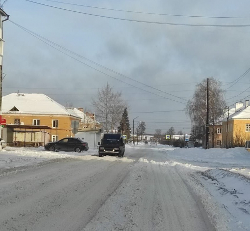На второстепенных дорогах сегодня - снежные колеи.