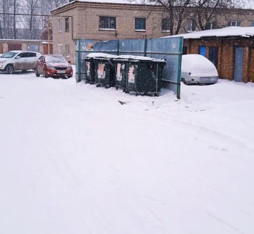 Подъезд к контейнерной площадке, что между улиц Гагарина и Терешковой расчищен как и дворовые проезды.