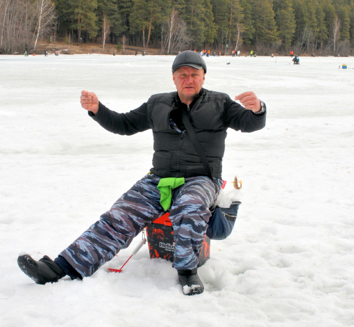 Олег Мишин в поисках рыбешки бурит с десяток лунок и добивается улова. 