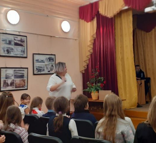 В Дворце культуры села Мироново Юлия Губанова показывала ребятам обучающие мультфильмы.