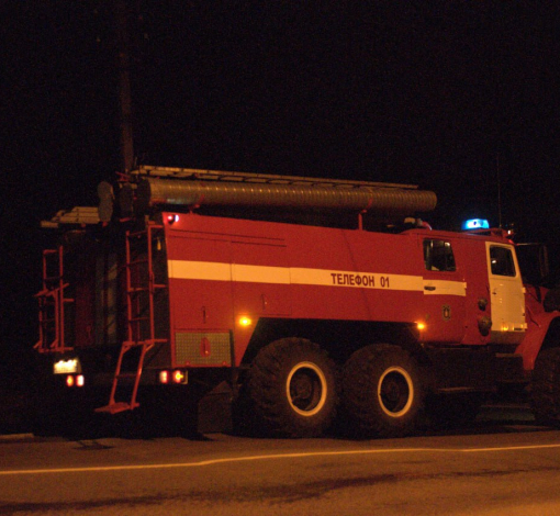 Пожарная машина МЧС доставляла воду на котельную Леспромхоза.