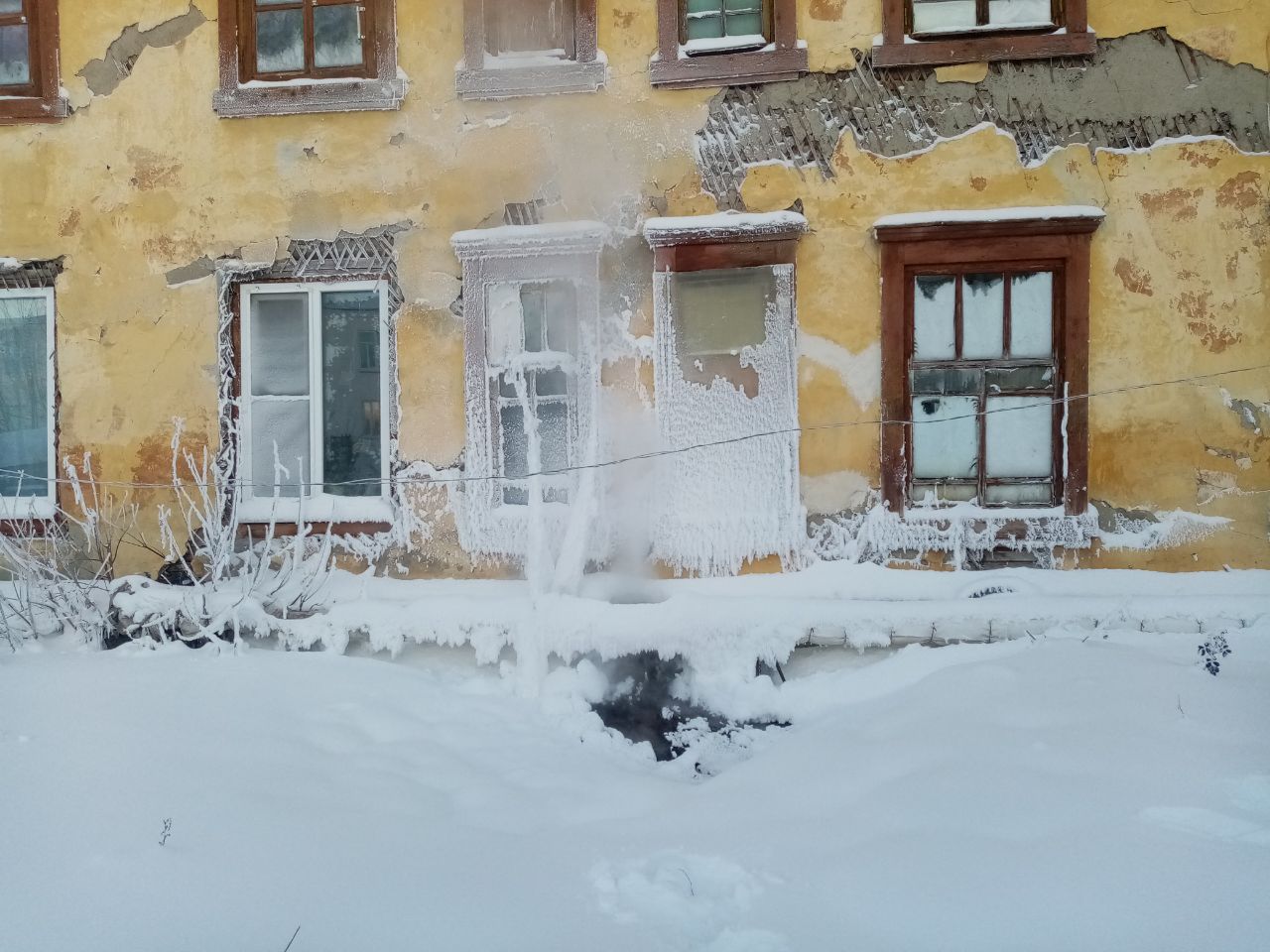 В Артемовском в морозные дни энергетики устранили четыре порыва на  теплосетях и отключали ЛЭП