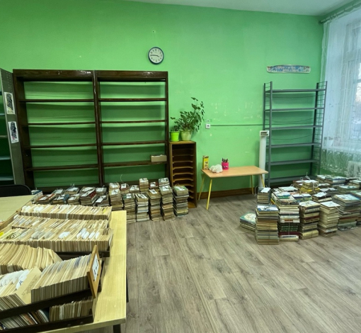 Книги ждут своей участи, заведующая сельской библиотекой Анастасия Перезолова даже в таких условиях пытается найти для книг лучшее место.