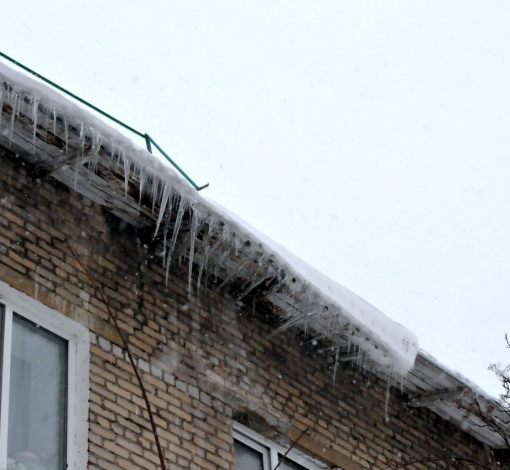 Будьте осторожны: на дорогах гололедица, с крыш летят снег и сосульки.