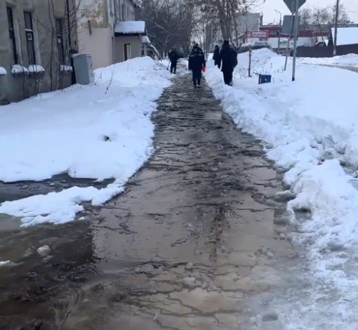 По улице Акулова хлещет рекой холодная вода из-за порыва на сети.