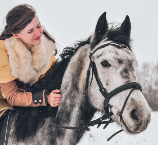 Доверие к лошади и любовь к ней - основа успешного общения с животным. 