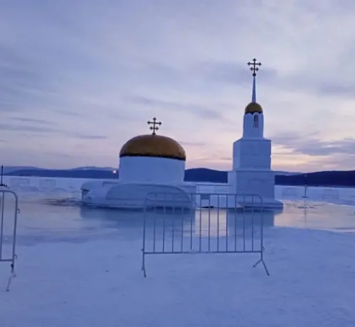 Для снежной часовни на это Крещение выбрали символичный проект – утраченный во времена Советского Союза храм апостолов Петра и Павла в Миассе.