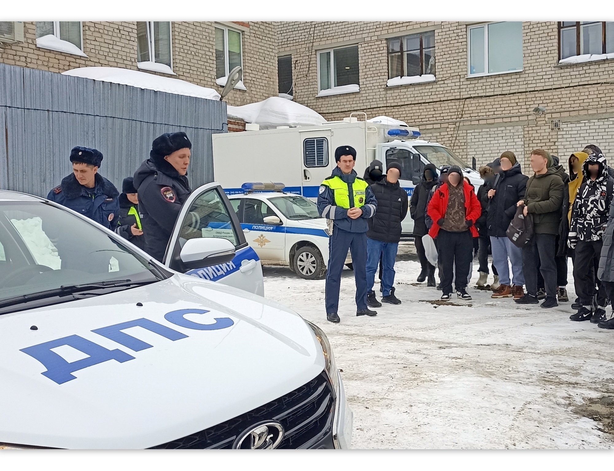 Примерили бронежилет, разобрали автомат. В полиции Артемовского провели  экскурсию для учащихся АКТП