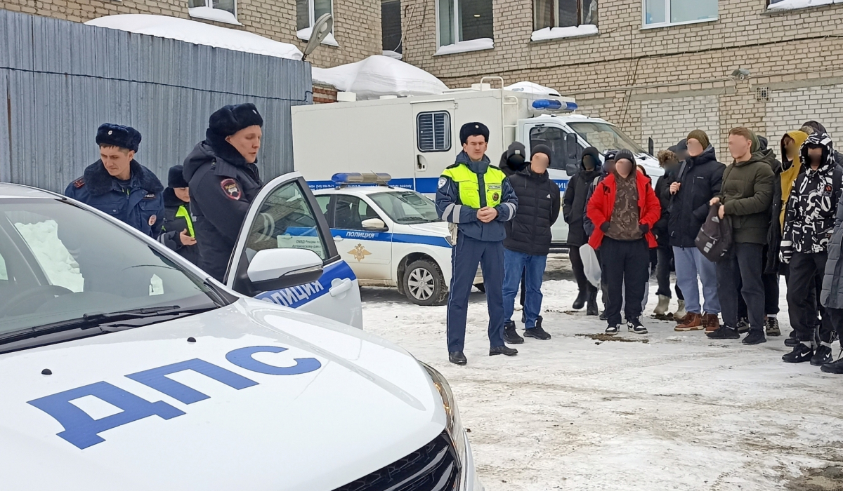 Примерили бронежилет, разобрали автомат. В полиции Артемовского провели  экскурсию для учащихся АКТП