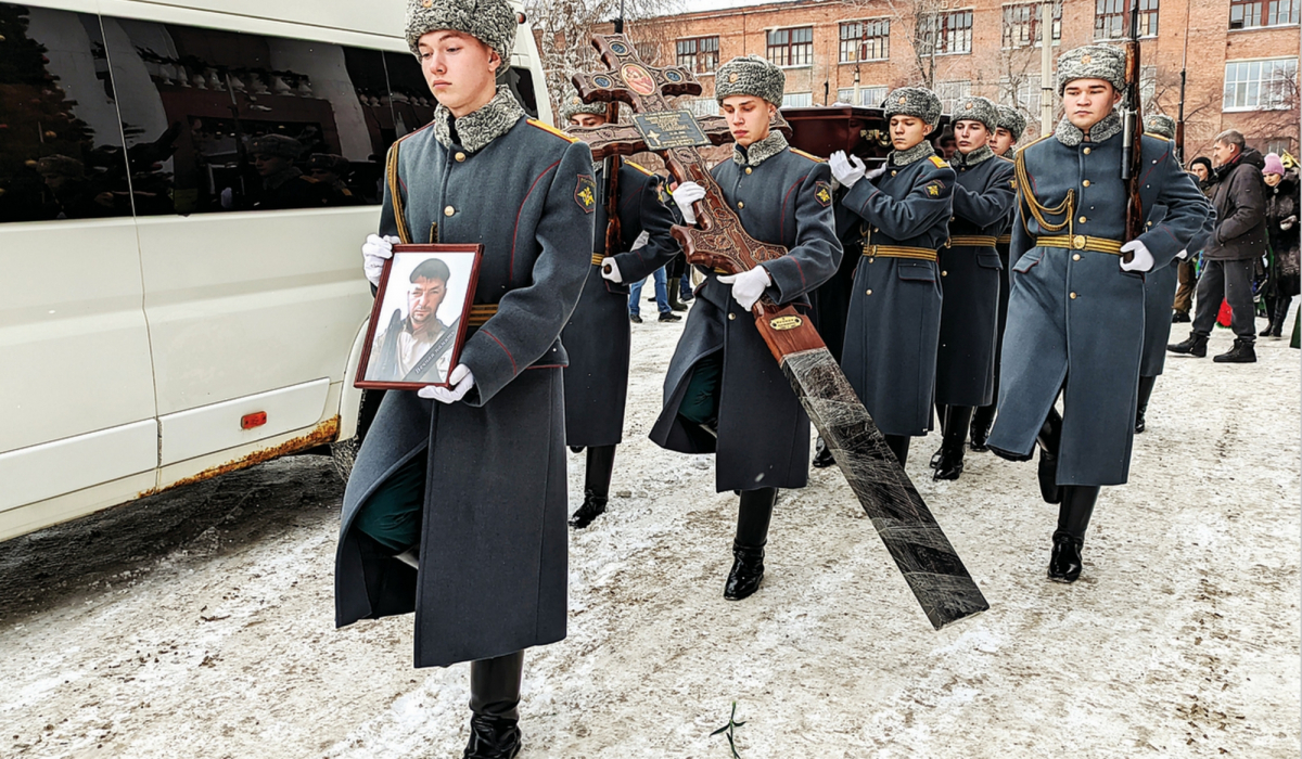 Почетный караул пронес на плечах. Артемовца Сергея Щеколдина, погибшего на  СВО, проводили в последний путь