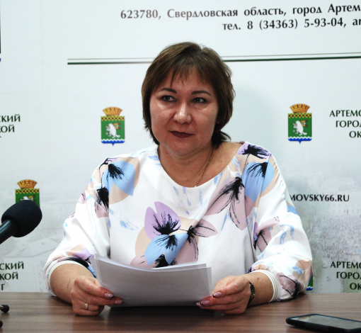 Председатель Артемовской районной ТИК Ирина Ланцева рассказывает представителям СМИ о ходе избирательной кампании к президентским выборам.  