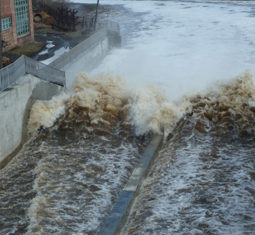  Вот такие объемы воды проходят весной через плотину в Красногвардейском.