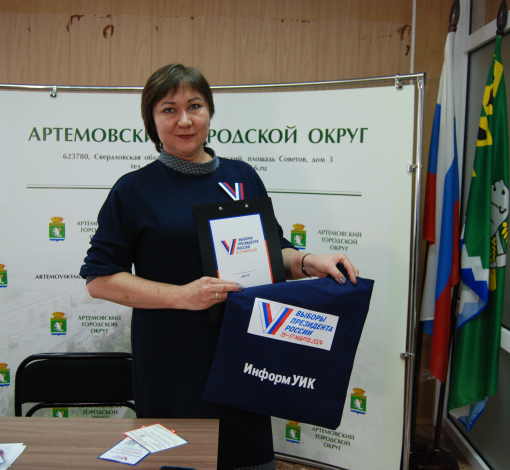 Председатель артемовской ТИК Ирина Ланцева демонстрирует опознавательную атрибутику членов УИК.