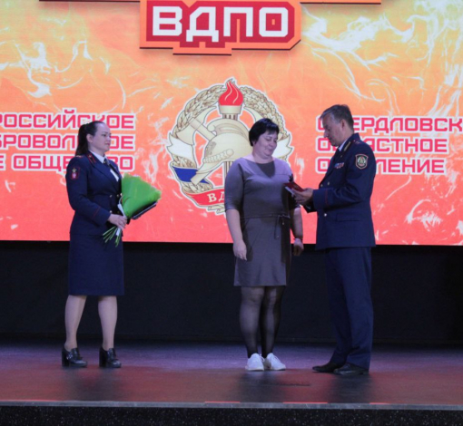  Огонь побежден! Начальник ВДПО СО Сергей Бакиров вручает добровольцу ведомственную награду
