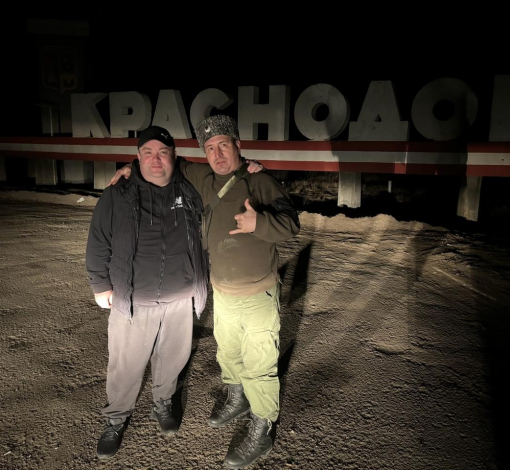 Артемовский казак Григорияй Пономарев (справа) привез гуманитарную помощь воинам.