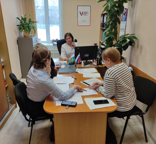 В Артемовской районной ТИК второй день кипит работа, принимаются обращения от избирателей и обрабатывается информация со всех избирательных участков.